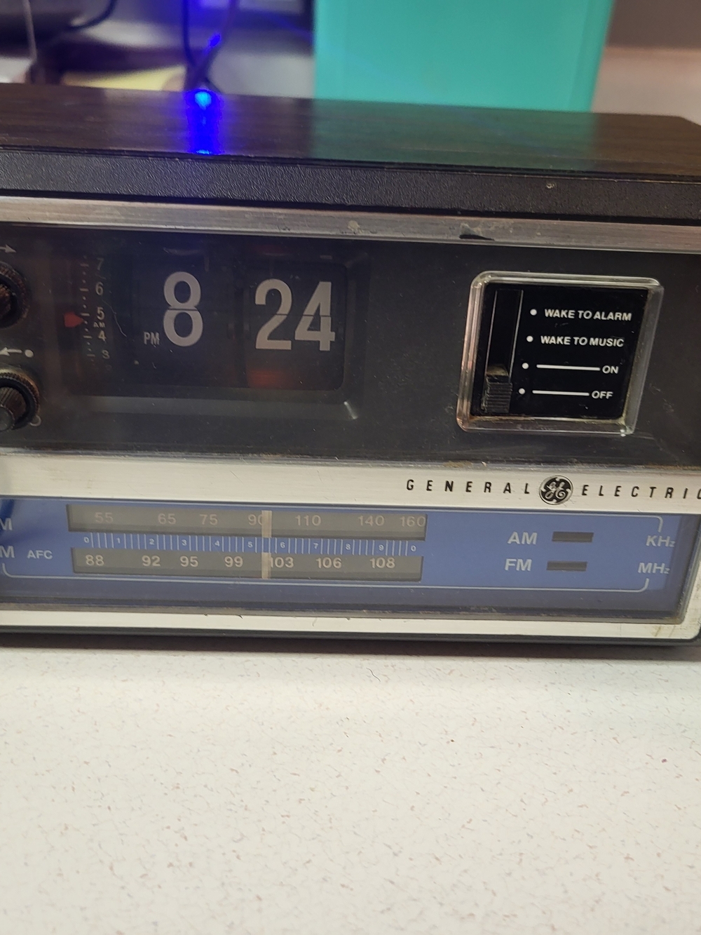 General Electric Vintage AM/FM Flip Clock Radio Alarm, Walnut Finish works
